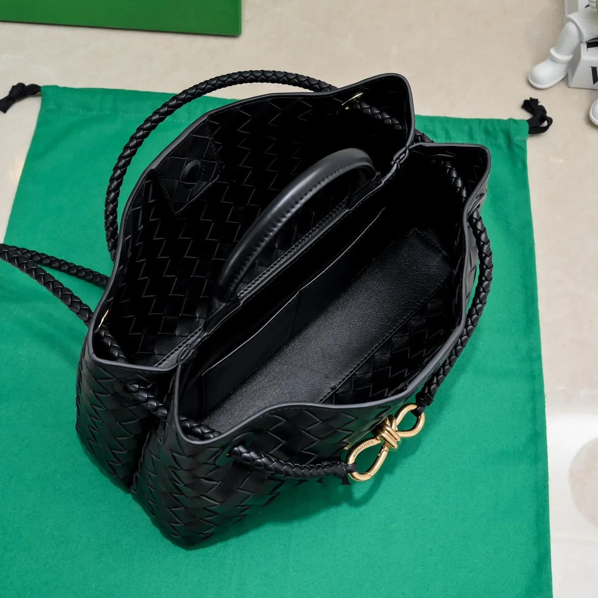 Batch 1960 #Bottega Veneta new horizontal Andiamo handbag, many stars have the same style 🎈 Classic full-body leather weaving with golden rope buckle, stable and chic enough [proud] The whole body is made of Nappa sheep leather, comfortable, soft and dynamic. The sliding metal rope buckle can adjust the shoulder strap, single shoulder / handbag / crossbody, multiple carrying methods, large bag capacity, suitable for commuting / daily / travel This bag is divided into small/medium/large sizes. There is always one that suits you, so take me with you🎀🎀 Size: 29x18x10 Model: 6463#